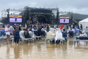 【悲報】台風の中で決行した音楽フェスさん、田んぼみたいになる