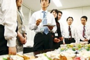 セブンイレブン開発室「言え！」女性社員「うっ…ぐすっ…」