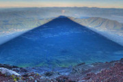 海外「富士山の影って随分遠くまで伸びるんだな」→きっと、お宝の在処を教えてくれてるんだよ！