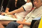 【画像】電車内で女を枕にして寝る男が現れるｗｗｗ