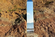 【画像】謎を呼んでいる正体不明の『モノリス』が今度はイギリスとオランダに出現