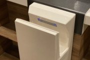 【悲報】トイレに置いてある「風で手を乾かす装置」を作ってた会社の行方