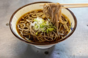 【ソバの実生産トップは･･･】立ち食いそばチェーン悲鳴「値上げすれば客減る」
