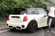 【動画】「出てこいや！」セルシオ乗りさん、高速でminiを停車させて車体をボコボコに蹴るヤバ過ぎ動画が公開される…