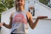 TikTok女子がバスケゴールに後ろ向き片手投げの技を決めようとした結果ｗｗｗｗ　海外の反応