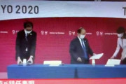 【動画】東京五輪組織委、会見で事務総長の椅子を引くためだけに女性を登場させる