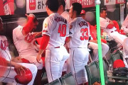 広島メヒア、M字ハゲを磯村＆野間にイジられる！菊池涼介＆廣瀬コーチも乱入wwww