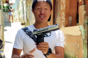 YouTuberリョースケさん、ブラジルでギャングに金を渡して銃を構えたりする動画を投稿し物議に。現地でも新聞沙汰