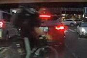 【動画】 目の前で飛び出しウーバー自転車と車が接触事故 「これは回避出来ないわ・・」