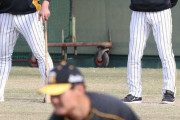 阪神・矢野監督が西純矢に密着指導　身振り手振り交えブルペン投球の右腕にアドバイス