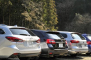 俺「この砂利駐車場めちゃめちゃに車停めてあって駐車場しづらいなぁ…」 …ﾄﾞﾝ! 俺「……」