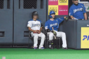 西川遥輝さん疲労のあまりネクストで座り出す