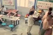 【動画】目の前で倒れた人を無視して食事を続ける中国の人たち。