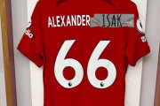 ◆悲報◆リバプールファン、TAAのユニフォームのアーノルド部分をISAKに変えてしまう😂