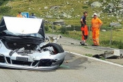 峠でメルセデスベンツCクラス、ポルシェ911、ブガッティシロンによる交通事故：約4億2000万円の損害