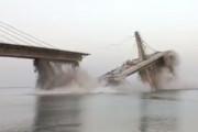 【動画】インドのガンジス川で建設中の橋が崩壊してしまう事故。