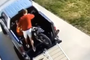 【動画】トラックからバイクを降ろそうとした男の悲劇。これは痛い(@_@;)