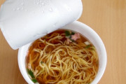 カップラーメン食う時フタ全部剥がさないやついるじゃん？