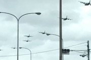 【沖縄】米軍機7機が編隊飛行→琉球新報「落ちるんじゃないか」とイチャモンｗｗｗｗｗ