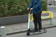 【社会】電動キックボード、20km/hなら免許なしで車道走行可、6km/hなら歩道走行可にする道交法改正原案