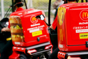マクドナルドが宅配バイクを電動化へ、年内に約120店舗で約320台導入予定