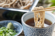 バカ「蕎麦食ってる俺かっけええええｽﾞﾎﾞｽﾞﾎﾞ!!(嘘だよ！ホントはラーメン食べたいよ)」←これ