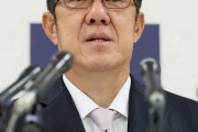 カープ佐々岡前監督へナインが感謝のネクタイ贈る　野間「これからはテレビに出演される機会が増えるかもしれない。選手みんなで話をして決めました」