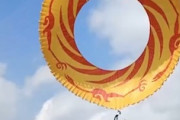 【中国】男性が巨大なドーナツ凧と共に舞い上がってしまう事故の映像。