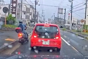 【動画】摂津ですり抜けバイクが懐かしい車に突っ込む事故。