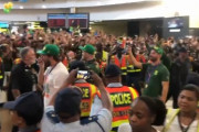 空港で南アフリカ代表を大歓声で迎える人々に海外も感動（海外の反応）