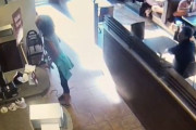 海外「【閲覧注意】怒って排便してそれを店員に向かって投げる白人女」