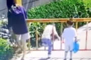 【衝撃】小さな男の子が駐車場のゲートで首を吊ってしまう恐ろしい事故。