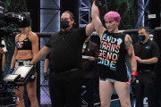 米軍特殊部隊出身のトランスジェンダーさん、女子MMAに出場し女をボコる |  そもそも競技を性別で分けるのは差別になら無いのかとw  |  相手の女の顔見たいんだが