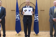 海外「歴史的瞬間。NATO事務総長がフィンランドとスウェーデン大使から加盟申請書を受け取る」