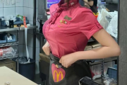 【画像】中国のマクド店員、セクシーすぎて弱男の餌食になりそうｗｗｗｗ