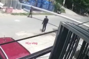 【動画】これはひどい事故。超長い荷物が原因でバイクの人たちが・・・。