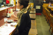 居酒屋のカウンターで一人で飲んでた→隣の女と話し込んでしまった結果・・・。