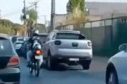【動画】バイク乗りさん、突然ブチ切れて自爆する