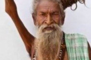 【画像】インド人男性、45年間右腕を上げたまま生活したため右腕が完全に固まってしまう