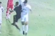 ◆悲報◆インドネシアリーグで試合中に選手が主審にアックスボンバー…救急車がピッチに