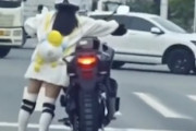 【動画】バイク女子さん、体格に合わない大きなバイクに乗ってしまう。