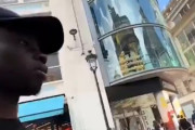 【動画】黒人さん、街を歩くだけで色々な物を貰える