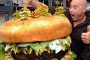 アメリカ人、日本は大食いすごいんだろ？このハンバーガー食べれるかい？