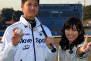 【画像】真面目な大谷翔平、セクシー美女に抱きつかれるも❓?
