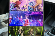 【画像】最新の三つ折りスマホ、ゲームを3つ同時に動かせてしまう