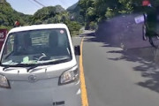【全損】避けた方に向かってくる逆走車。愛媛で撮影された正面衝突事故。