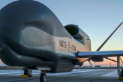 NATOの無人偵察機RQ-4Dフェニックス、最終5号機がイタリアの空軍基地に到着！