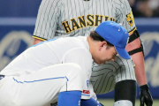 【阪神】ビーズリー、防具着けられず四苦八苦　審判と中日・宇佐見真吾のお手伝いに球場は和やかムード