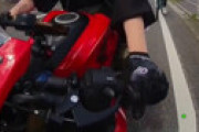 【動画】 亍゛力πバイク女子さん、おつπが重くて転倒させてしまう・・ 衝撃動画
