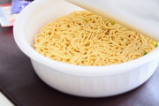職場で「カップ焼きそば」を食べるのって迷惑ですか？ 安くて節約になるのですが